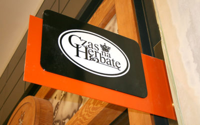 Szyld reklamowy zewnętrzny podświetlany – Kluczowy Element Reklamy dla Restauracji i Obiektów Gastronomicznych