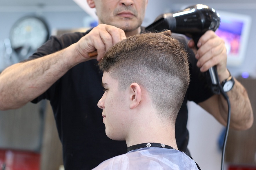 Reklama zewnętrzna salonu fryzjerskiego w nowoczesnym wydaniu